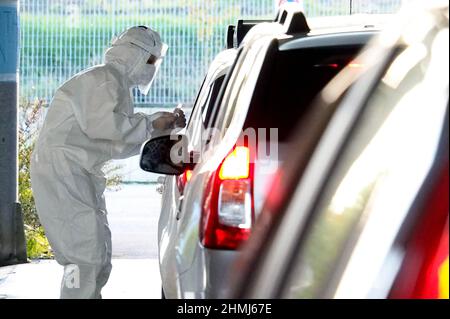 Italia, Toscana regione, Arezzo, 30 ottobre 2020 : gli operatori medici fanno il test del coronavirus drive-through, direttamente in auto. Testato in screening centrale Foto Stock