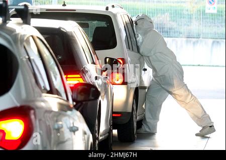 Italia, Toscana regione, Arezzo, 30 ottobre 2020 : gli operatori medici fanno il test del coronavirus drive-through, direttamente in auto. Testato in screening centrale Foto Stock