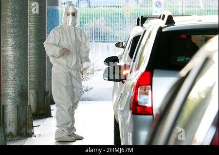 Italia, Toscana regione, Arezzo, 30 ottobre 2020 : gli operatori medici fanno il test del coronavirus drive-through, direttamente in auto. Testato in screening centrale Foto Stock