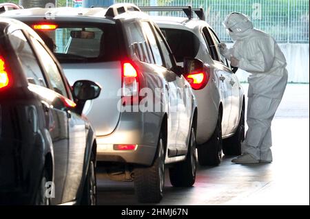 Italia, Toscana regione, Arezzo, 30 ottobre 2020 : gli operatori medici fanno il test del coronavirus drive-through, direttamente in auto. Testato in screening centrale Foto Stock