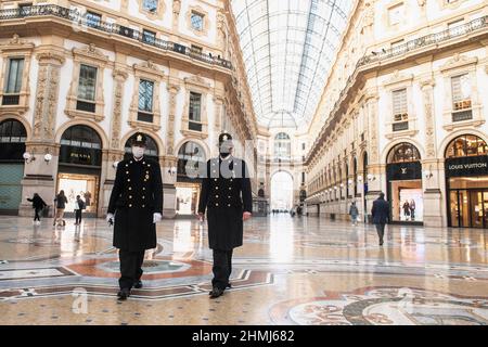 Italia, Milano, Regione Lombardia Red zone, 6 novembre 2020 : Milano, durante il secondo blocco del coronavirus italiano. Nella foto la polizia controlla Vittorio Foto Stock