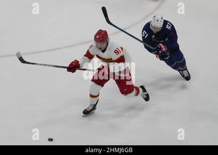 Pechino, Cina. 10th Feb 2022. Team China Forward Taile Wang #91 è sfidato dal Team United States Forward Andy Miele #51 durante il loro turno preliminare di uomini del gruppo A partita di hockey su ghiaccio al National Indoor Stadium alle Olimpiadi invernali di Pechino 2022 giovedì 10 febbraio 2022. Foto di Paul Hanna/UPI Credit: UPI/Alamy Live News Foto Stock