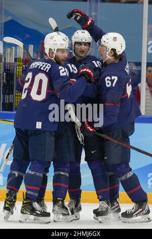 Pechino, Cina. 10th Feb 2022. I giocatori della squadra degli Stati Uniti festeggiano un gol segnato dalla squadra in avanti Brendan Brisson #19 durante il loro turno preliminare di uomini di Hockey del gruppo A al National Indoor Stadium alle Olimpiadi invernali di Pechino 2022 giovedì 10 febbraio 2022. Foto di Paul Hanna/UPI Credit: UPI/Alamy Live News Foto Stock