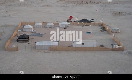 Canto dune di sabbia, Qatar - 14 dicembre 2021 :famiglia Inverno deserto campeggio in qatar vicino alle dune Foto Stock