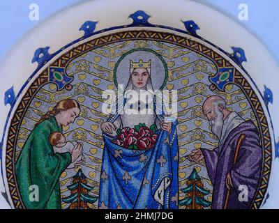 Medaglione a mosaico raffigurante Santa Elisabetta sulla facciata della Chiesa Blu di Bratislava, Slovacchia. Foto Stock