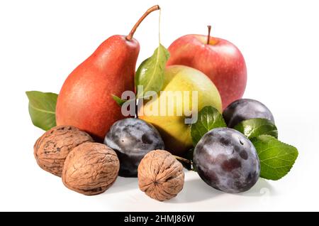 pere, prugne e noci su sfondo bianco con ombra morbida Foto Stock