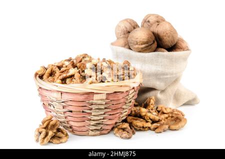 noci e nocciole in borsa su sfondo bianco con ombra morbida Foto Stock