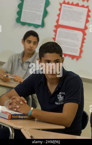 Hidalgo, Texas USA: 26 febbraio 2007: Hidalgo High School World Geography Classroom con studenti in un gruppo di discussione. Foto Stock