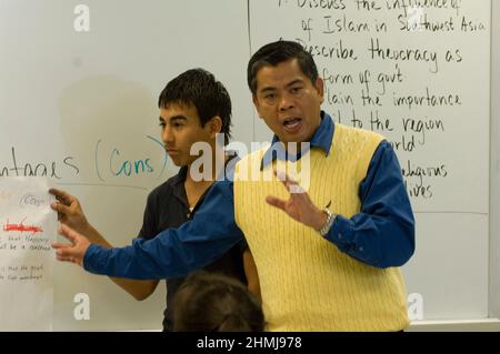 Hidalgo Texas USA, 26 febbraio 2007: Hidalgo Early College High School Filipino insegnante di studi sociali con 10th studenti ispanici di grado. ©Bob Daemmrich Foto Stock