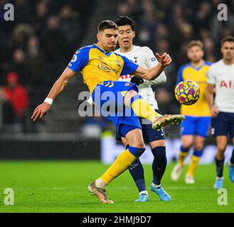 Londra, Regno Unito. 09th Feb 2022. Jan Bednarek di Southampton durante la partita al Tottenham Hotspur Stadium. Picture Credit : Credit: Mark Pain/Alamy Live News Foto Stock