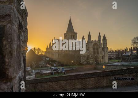 Guardando verso il lato ovest della cattedrale di Rochester all'alba in un inverno gelido mattina Foto Stock