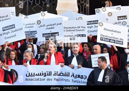 Tunisi, Tunisia. 10th Feb 2022. I manifestanti tengono cartelli e striscioni che esprimono la loro opinione mentre gridano slogan, durante la manifestazione. I civili tunisini si uniscono a una protesta dei giudici contro la dissoluzione del Consiglio supremo giudiziario (CSM) da parte del presidente tunisino. Il presidente Kais Saied ha raschiato il CSM, accusandolo di bloccare le indagini politicamente sensibili e di essere influenzato dalla sua nemesi, il partito di ispirazione islamista Ennahdha. Credit: SOPA Images Limited/Alamy Live News Foto Stock