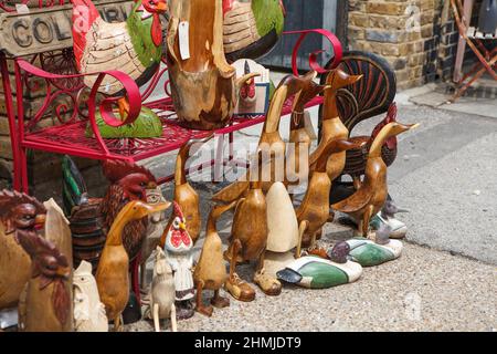 Londra, UK, - 17 luglio 2017, oche e anatre in legno in vendita all'ingresso del negozio Foto Stock