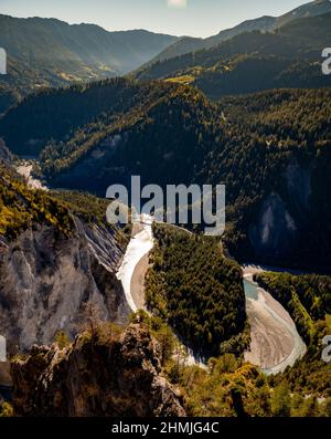 La principale curva del fiume nella Ruinaulta o nella gola del Reno in Svizzera Foto Stock