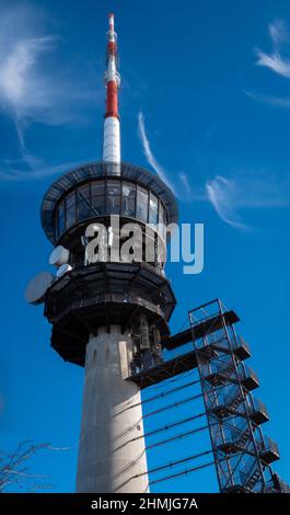 La torre della TV di Bantiger con la sua scala 30m, vista dal basso in alto Foto Stock