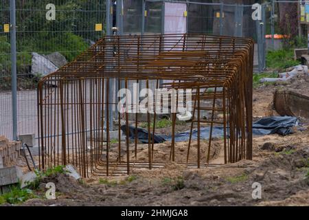Rinforzo di calcestruzzo con tondini metallici collegati con filo. Pre Foto Stock