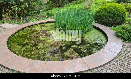 Fontana nel giardino paesaggistico Foto Stock