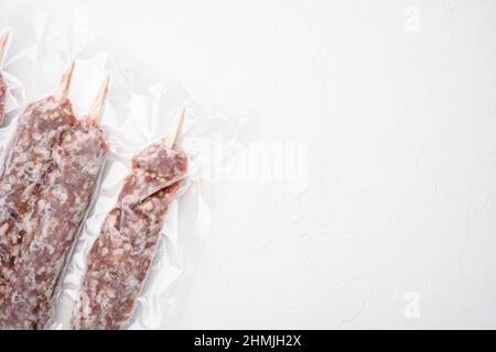 Kebab confezionato in set di carne di agnello o di montone, su sfondo bianco tavolo in pietra, vista dall'alto piatto, con spazio per la copia del testo Foto Stock