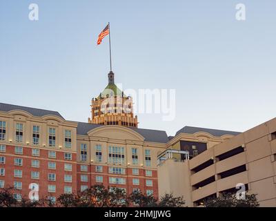 Vista esterna soleggiata del Tower Life Building in Texas Foto Stock
