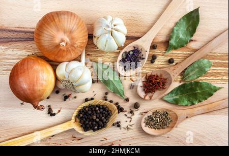 Set di spezie e verdure diverse su tavola di legno Foto Stock