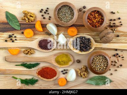 Set di spezie e verdure diverse su tavola di legno Foto Stock