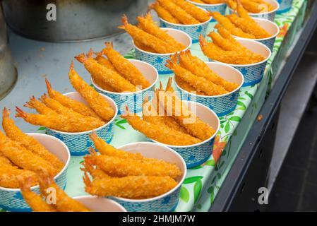 Piccole porzioni di pesce panko pronto a mangiare in una bancarella di strada nel mercato di Meyeon-dong a Seoul, Corea del Sud Foto Stock