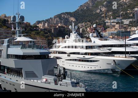 Un sacco di grandi yacht sono nel porto di Monaco al giorno di sole, megayachts sono ormeggiati nel porto turistico, è uno yacht show, Monte Carlo, immobiliare case è on Foto Stock