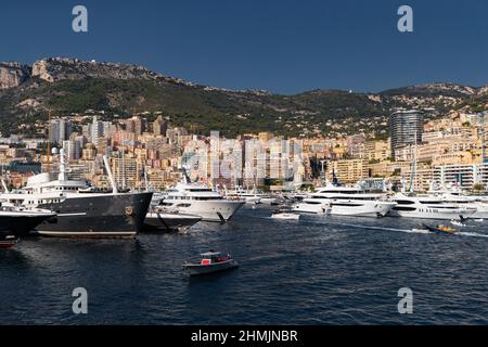 Un sacco di grandi yacht sono nel porto di Monaco al giorno di sole, megayachts sono ormeggiati nel porto turistico, è uno yacht show, Monte Carlo, immobiliare case è on Foto Stock