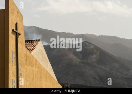 Vista del vulcano Cumbre Vieja che ancora emette gas di zolfo. Molte aree sono ancora colpite dalla lava vulcanica e dalle ceneri Foto Stock