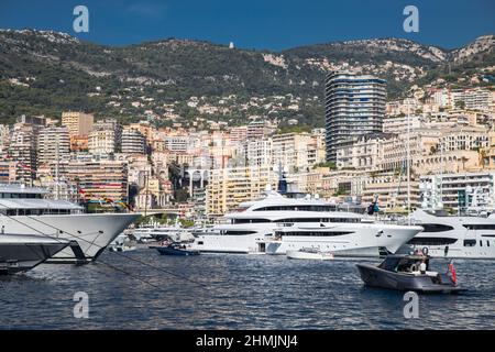 Un sacco di grandi yacht sono nel porto di Monaco al giorno di sole, megayachts sono ormeggiati nel porto turistico, è uno yacht show, Monte Carlo, immobiliare case è on Foto Stock