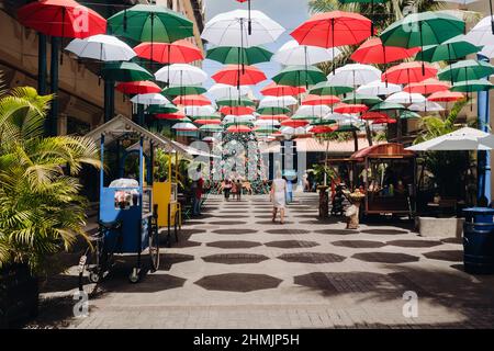 Port Louis, Mauritius, coperto di ombrelloni passeggiata lungo il lungomare Leodan nella capitale. Foto Stock