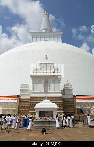 Buddisti a Ruwanweli Maha Seya Foto Stock