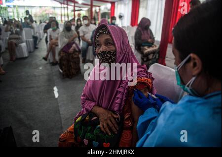 Medan, Indonesia. 10th Feb 2022. Un operatore sanitario inocula una donna con una dose di richiamo del vaccino COVID-19 a Medan, Sumatra settentrionale, Indonesia, 10 febbraio 2022. Credit: Sutanta Aditya/Xinhua/Alamy Live News Foto Stock