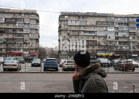 Kiev, Ucraina. 10th Feb 2022. Un uomo cammina oltre i blocchi di appartamenti a Kiev il 10 febbraio 2022 in Ucraina. La capitale rimane calma, in quanto la Russia ha iniziato manovre militari intorno all'Ucraina ed esercitazioni congiunte con la Bielorussia, nonché esercitazioni navali nel Mar Nero e nel Mare di Azov fino al febbraio 20. (Credit Image: © Bryan Smith/ZUMA Press Wire) Foto Stock