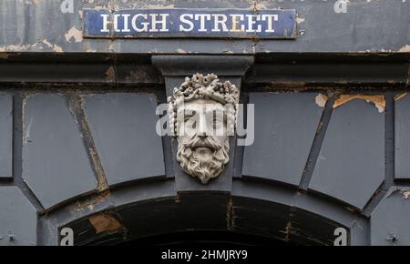 ELGIN,MORAY,SCOZIA - 26 GENNAIO 2022: Questo è dio Greco-Romano del vino e della festa, Bacco sulla High Street, Elgin, Moray, Scozia il 26 Gennaio 2 Foto Stock