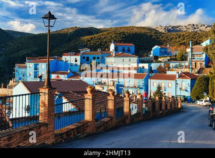 Pittoresca collina famosa Juzcar città o Smurfs Village, tutte le case residenziali dipinte di colore blu. Luoghi di interesse e destinazione del viaggio. Valle del Gena Foto Stock