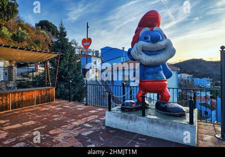 Pittoresca collina famosa Juzcar città Smurfs Village, case residenziali dipinte di colore blu. Luoghi di interesse e destinazione di viaggio, senza persone. Valle del Foto Stock