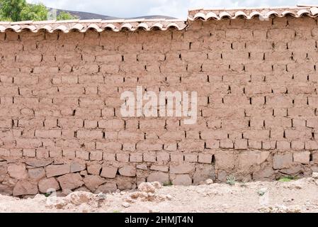 Muro di una casa fatta interamente con mattoni di fango a Maras, Valle Sacra, Perù Foto Stock