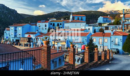 Juzcar, Spagna - 17 dicembre 2019: Pittoresca collina famosa Juzcar città o Smurfs Village, tutte le case residenziali dipinte di colore blu. Spagna Foto Stock