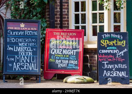 Bacheche pubblicitarie pub quiz e trasmissioni di calcio, al di fuori del Red Lion & Sun pub in Highgate, Londra, Inghilterra, Regno Unito Foto Stock