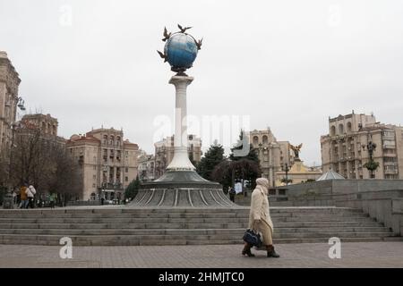 Kiev, Ucraina. 10th Feb 2022. Una donna cammina attraverso Piazza Maidan a Kiev il 10 febbraio 2022 in Ucraina. La capitale rimane calma, in quanto la Russia ha iniziato manovre militari intorno all'Ucraina ed esercitazioni congiunte con la Bielorussia, nonché esercitazioni navali nel Mar Nero e nel Mare di Azov fino al febbraio 20. (Credit Image: © Bryan Smith/ZUMA Press Wire) Foto Stock