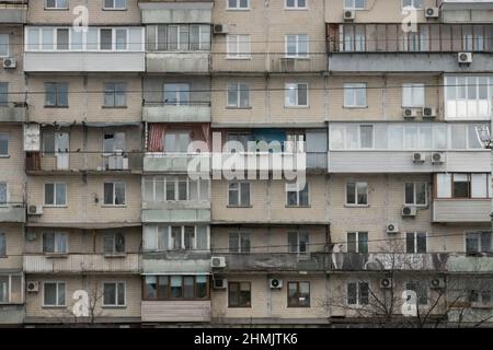 Kiev, Ucraina. 10th Feb 2022. Un blocco di appartamenti a Kiev il 10 febbraio 2022 in Ucraina. La capitale rimane calma, in quanto la Russia ha iniziato manovre militari intorno all'Ucraina ed esercitazioni congiunte con la Bielorussia, nonché esercitazioni navali nel Mar Nero e nel Mare di Azov fino al febbraio 20. (Credit Image: © Bryan Smith/ZUMA Press Wire) Foto Stock