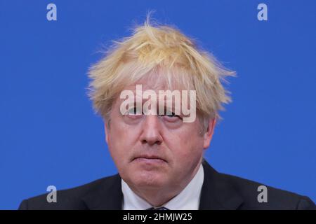 Bruxelles, Belgio. 10th Feb 2022. Il primo ministro britannico Boris Johnson reagisce durante una conferenza stampa presso la sede della NATO a Bruxelles, in Belgio, il 10 febbraio 2022. Credit: Zheng Huansong/Xinhua/Alamy Live News Foto Stock