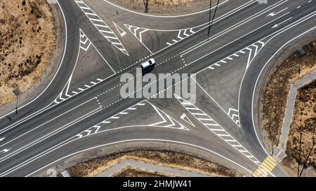 Un crocevia e un'auto passeggeri nel mezzo del deserto fuori dalla città. Foto di alta qualità Foto Stock