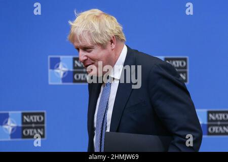 Bruxelles, Belgio. 10th Feb 2022. Il primo ministro britannico Boris Johnson parte dopo una conferenza stampa presso la sede della NATO a Bruxelles, in Belgio, il 10 febbraio 2022. Credit: Zheng Huansong/Xinhua/Alamy Live News Foto Stock