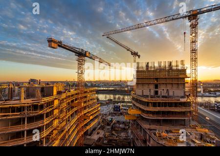 Wien, Vienna: Tramonto del fuoco nel sito di costruzione di un'alta casa di appartamenti, fiume Neue Donau (nuovo Danubio, fronte), Donau (Danubio), isola Donauinsel, Foto Stock