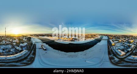Panorama della città di Veliky Novgorod nel nord della Russia. Fotografia aerea. Foto di alta qualità Foto Stock
