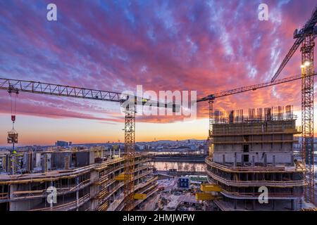 Wien, Vienna: Tramonto del fuoco nel sito di costruzione di un'alta casa di appartamenti, fiume Neue Donau (nuovo Danubio, fronte), Donau (Danubio), isola Donauinsel, Foto Stock