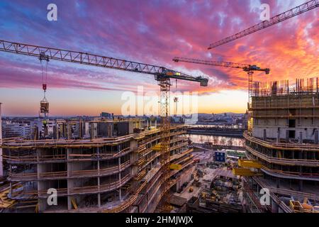 Wien, Vienna: Tramonto del fuoco nel sito di costruzione di un'alta casa di appartamenti, fiume Neue Donau (nuovo Danubio, fronte), Donau (Danubio), isola Donauinsel, Foto Stock