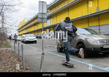 Kiev, Ucraina. 10th Feb 2022. Un uomo skateboards lungo la strada a Kiev il 10 febbraio 2022 in Ucraina. La capitale rimane calma, in quanto la Russia ha iniziato manovre militari intorno all'Ucraina ed esercitazioni congiunte con la Bielorussia, nonché esercitazioni navali nel Mar Nero e nel Mare di Azov fino al febbraio 20. (Credit Image: © Bryan Smith/ZUMA Press Wire) Foto Stock